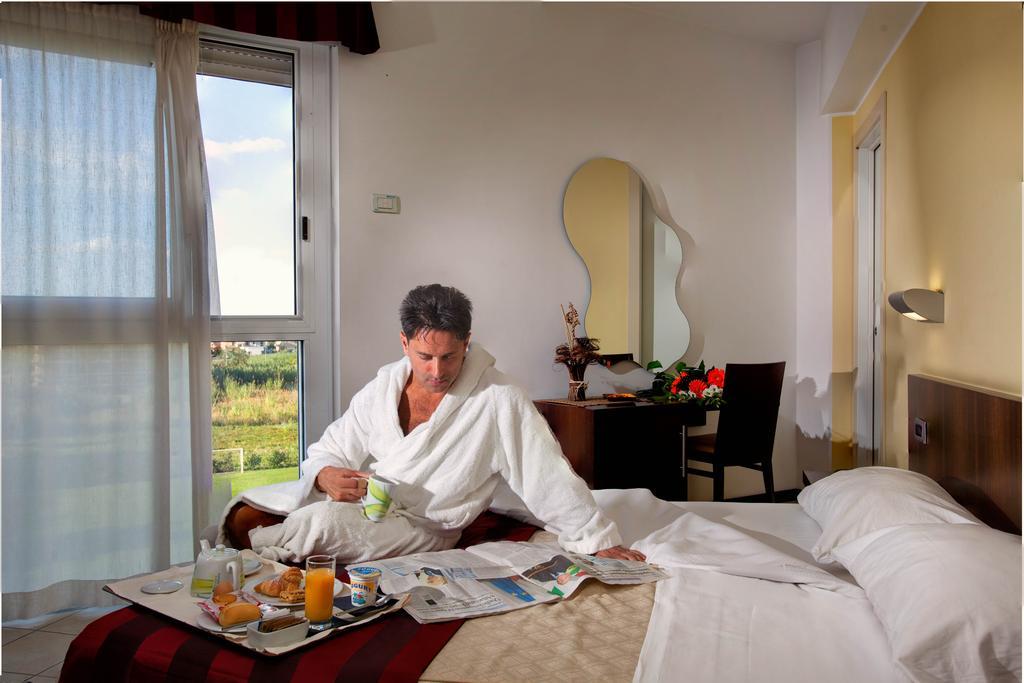 Seapark Spa Resort Giulianova Room photo